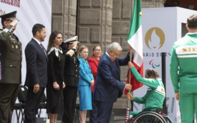 ABANDERA AMLO A DEPORTISTA PARALÌMPICOS QUE PARTICIPARÀN EN JO DE PARÌS 2024